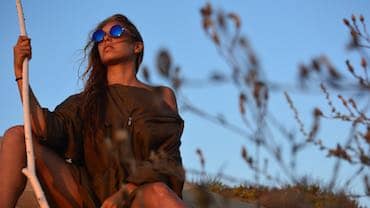 Una donna sotto il sole estivo Scrub corpo Brescia Kalos