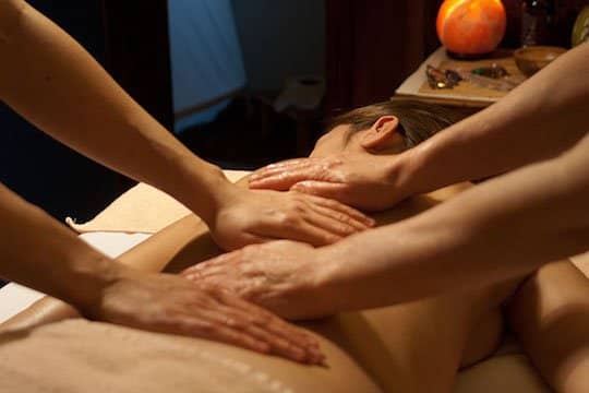 Donna che riceve trattamento ayurvedico Kalos Brescia Massaggio ayurvedico Brescia