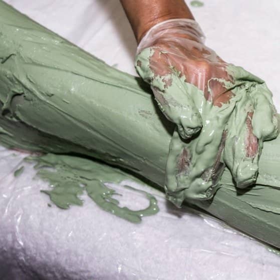 Il calco verde è steso su una donna Calco verde Brescia